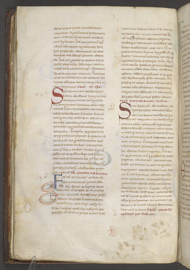 Page from an old book with two columns of handwritten text. At the bottom of the page there are faint, muddy, small paw prints, possibly those of a cat.